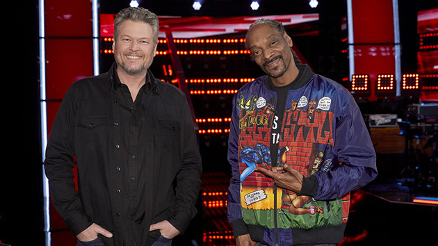Blake Shelton busts out his finest dad moves dancing to Snoop Dogg's “Drop It Like It's Hot”
