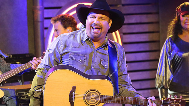 Garth Brooks sells 70,000 tickets — and counting — in the first hour of sales for his Nebraska show